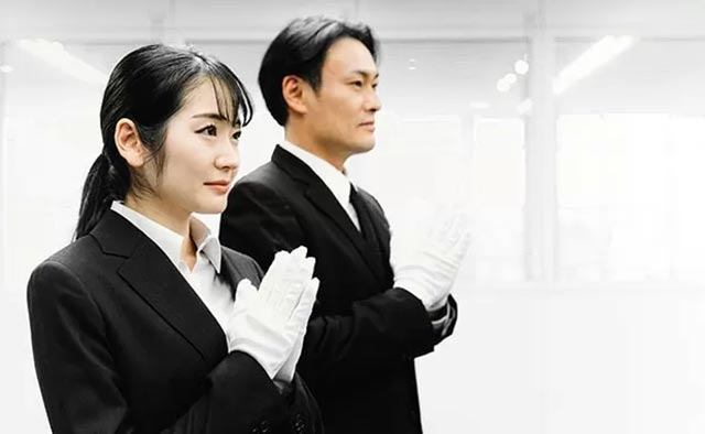 葬儀スタッフが合掌している様子
